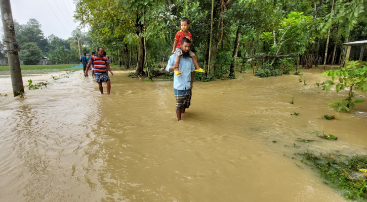 ময়মনসিংহে কমতে শুরু করেছে বন্যার পানি, ত্রাণ অপর্যাপ্ত 